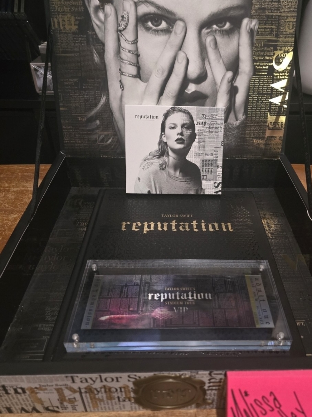 Taylor Swift Reputation VIP Box-Works, But Incomplete - Picture 4 of 8
